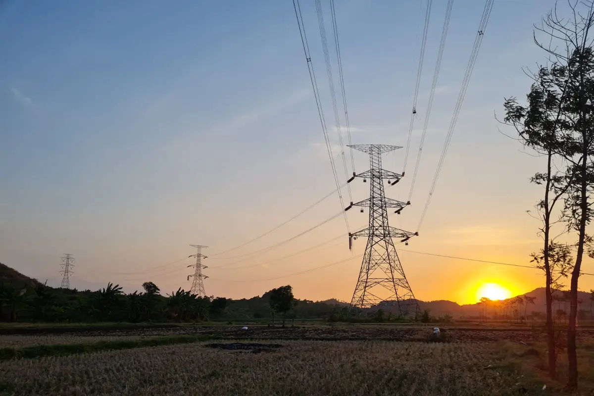 Saluran Udara Tegangan Ekstra Tinggi (SUTET) Pemalang-Mandirancan berkapasitas 500 kilo Volt (kV),