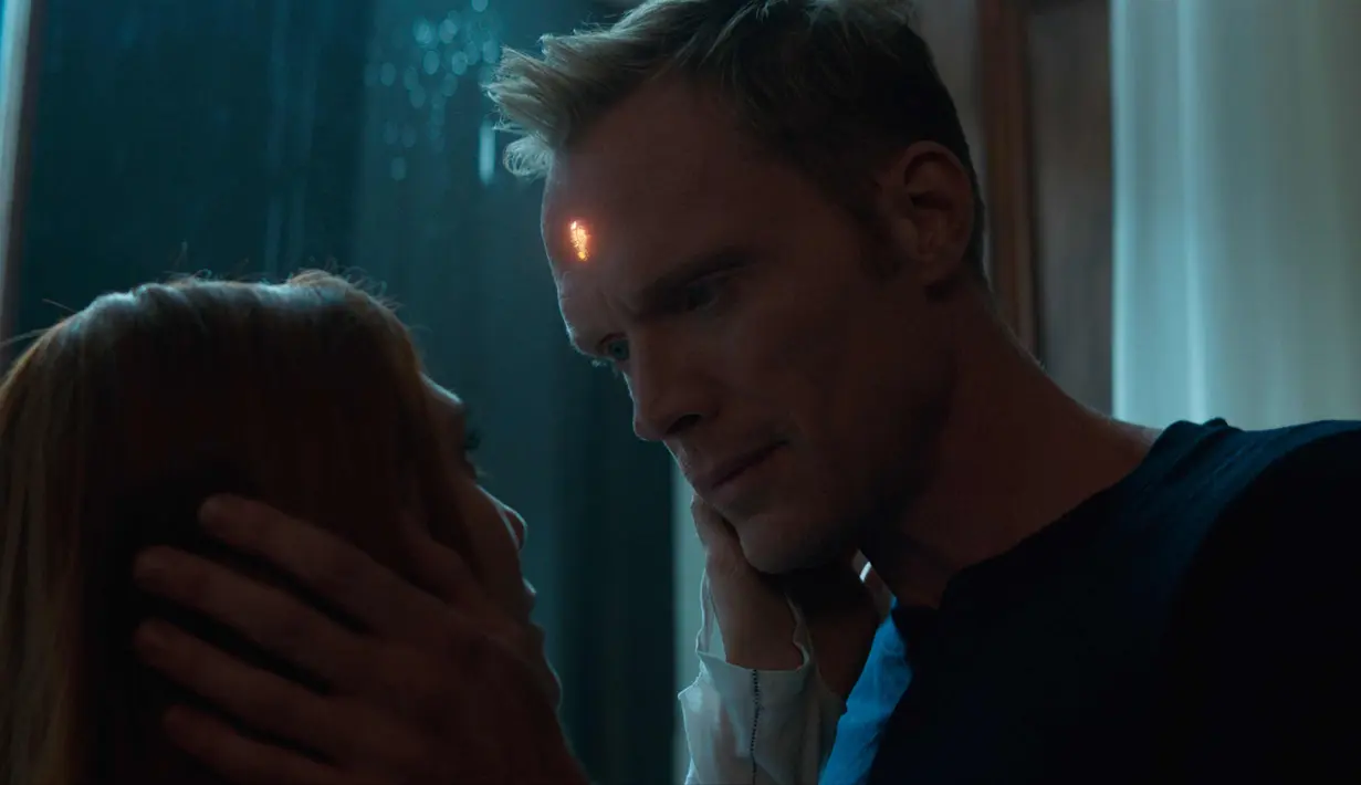 Elizabeth Olsen (kiri) dan Paul Bettany beradu akting dalam sebuah adegan film Avengers Infinity War. Elizabeth Olsen berperan sebagai Wanda Maximoff dan Paul Bettany sebagai Vision di film tersebut. (Marvel Studios via AP)