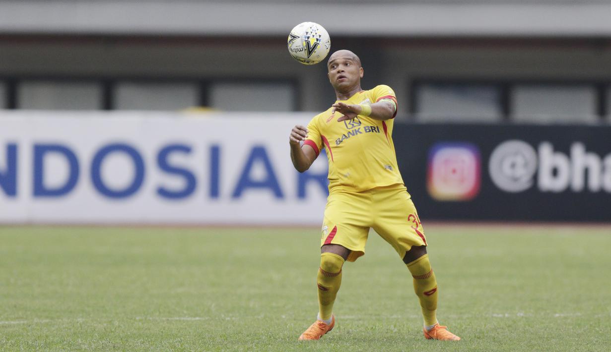 Bek Bhayangkara FC, Anderson Salles, mengontrol bola saat melawan Perseru Badak Lampung FC pada laga Liga 1 2019 di Stadion Patriot, Bekasi, Jumat (16/8). Bhayangkara FC takluk 0-1 dari Badak Lampung FC. (Bola.com/M Iqbal Ichsan)