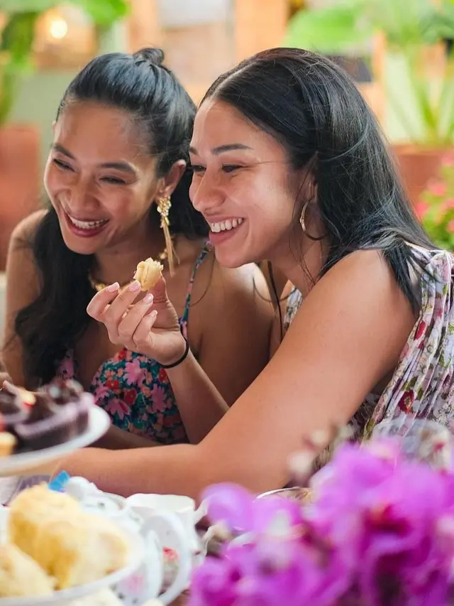 Happy Salma dan Dewi Sri Luce (Instagram/@tuloladesigns)