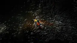 Seorang gadis mengapung dalam kolam yang terbentuk dari air Gunung El Avila saat pandemi virus corona COVID-19 di Caracas, Venezuela, Minggu (19/7/2020). (AP Photo/Matias Delacroix)