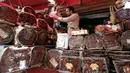 Pedagang menyiapkan kurma selama bulan suci Ramadan di sebuah pasar di ibukota Sanaa, Yaman (22/5). (AFP Photo/Mohammed Huwais)