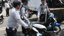 Petugas Dishub DKI Jakarta mengangkut motor saat razia parkir liar di Jalan KH Wahid Hasyim, Jakarta, Rabu (4/4). Dishub DKI Jakarta menertibkan pengendara ojek online yang memarkirkan kendaraan sembarangan di pinggir jalan. (Liputan6.com/Arya Manggala)
