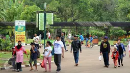 Sejumlah pengunjung berjalan di dalam areal Kebun Binatang Ragunan, Jakarta, Rabu (9/12/2015). Pemerintah menetapkan libur nasional pada 9 Desember 2015 terkait pelaksanaan Pilkada Serentak. (Liputan6.com/Helmi Fithriansyah)