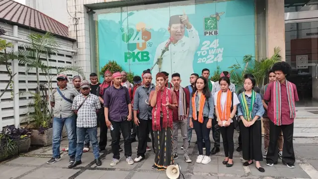 Puluhan orang yang mengatasnamakan Barisan Muda Indonesia Timur menggelar orasi di depan kantor Dewan Pengurus Pusat (DPP) Partai Kebangkitan Bangsa (PKB) Jalan Raden Saleh, Jakarta Pusat (Istimewa)