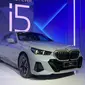 BMW i5 eDrive40 M Sport pada debut pertamanya di Indonesia Selasa (26/3/2024) di The Langham, SCBD Setiabudi, Jakarta. (Liputan6.com/Khizbulloh Huda)