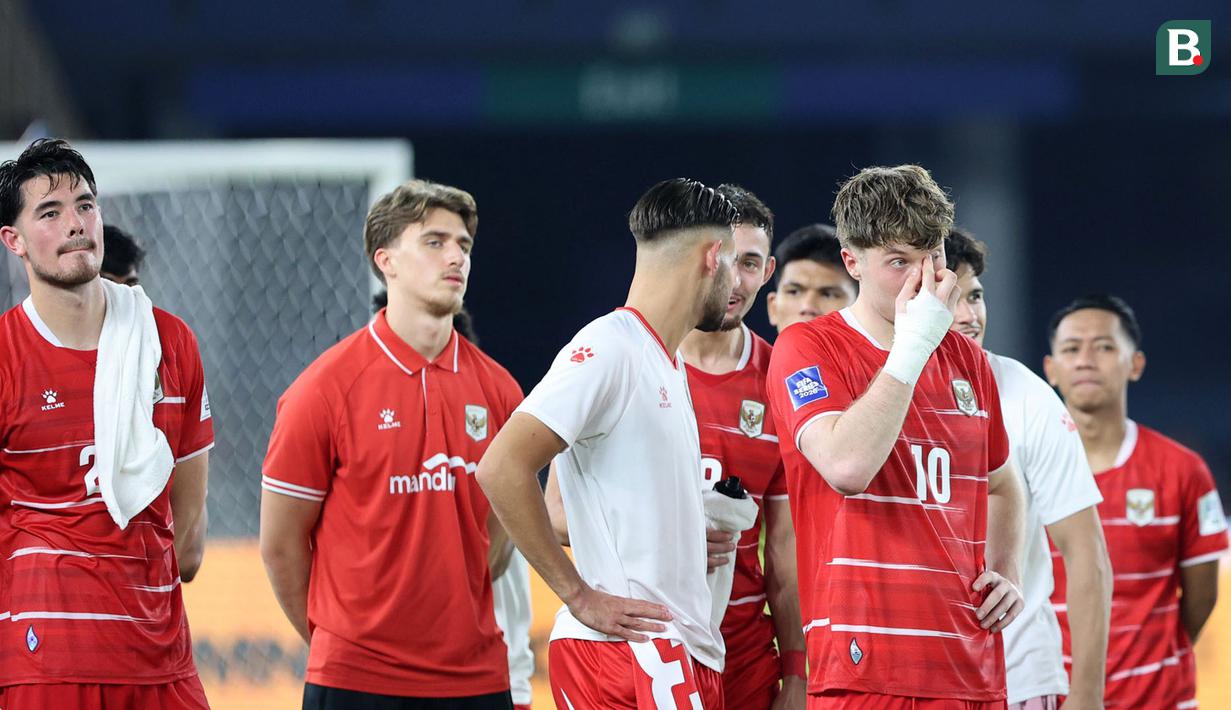 Ole Romeny (kanan) dan sejumlah pemain Timnas Indonesia terlihat kecewa saat akan menerima medali runner up setelah laga final FIFA Series 2026 melawan Bulgaria di tadion Utama Gelora Bung Karno, Senayan, Jakarta, Senin (30/03/2026). (Bola.com/M Iqbal Ichsan)