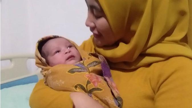 Proses persalinan Aswati, yang dilakukan di atas Kapal Jetliner rute Wakatobi-Kendari. (Liputan6.com/Ahmad Akbar Fua)