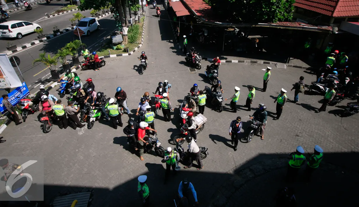Sejumlah Pengendara motor diberhentikan petugas pada operasi lalu lintas di Abu Bakar Ali, Yogyakarta, (19/5). Operasi dilakukan untuk menekan angka kecelakaan dan memberikan surat tilang di tempat pada pelanggar lalu lintas. (Liputan6.com/Boy Harjanto)