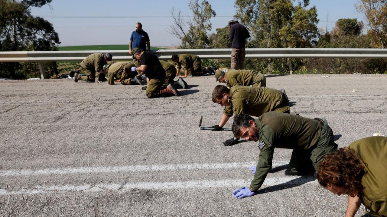 Pasukan militer Israel telah memulai penyisiran di sepanjang Jalan Raya yang diduga menjadi lokasi serangan tersebut.<br>(Foto REUTERS / Amir Cohen)<br>
