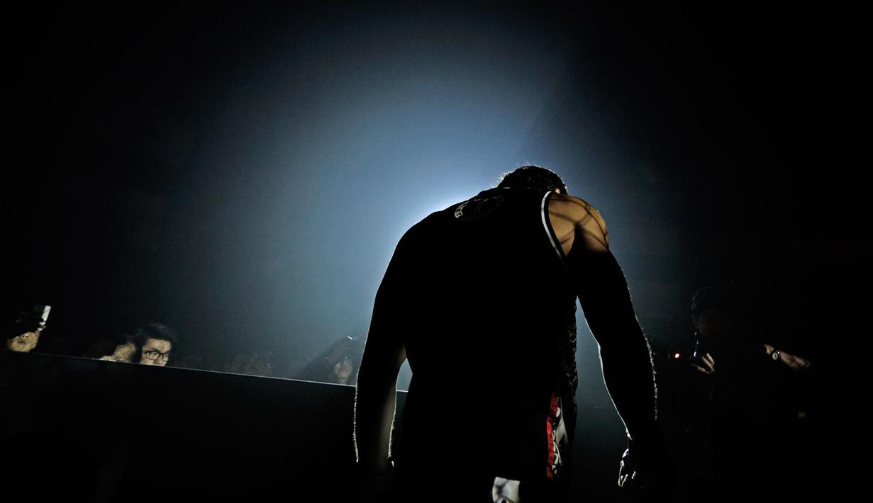 Luis Santos petarung bebas MMA asal Brasil memasuki laga pertarungan One Championship di Jakarta Convention Center. (Bola.com/Peksi Cahyo)