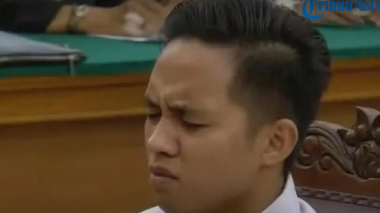 Bharada Richard Eliezer menahan tangis saat dituntut hukuman penjara 12 tahun penjara atas kasus pembunuhan berencana terhadap Nofriansyah Yosua Hutabarat alias Brigadir J.