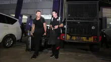 Pelatih Persija Jakarta, Thomas Doll bersiap menaiki rantis usai laga melawan Persita Tangerang di Indomilk Arena, Tangerang, Selasa (28/3/2023) malam WIB. (Bola.com/Bagaskara Lazuardi)