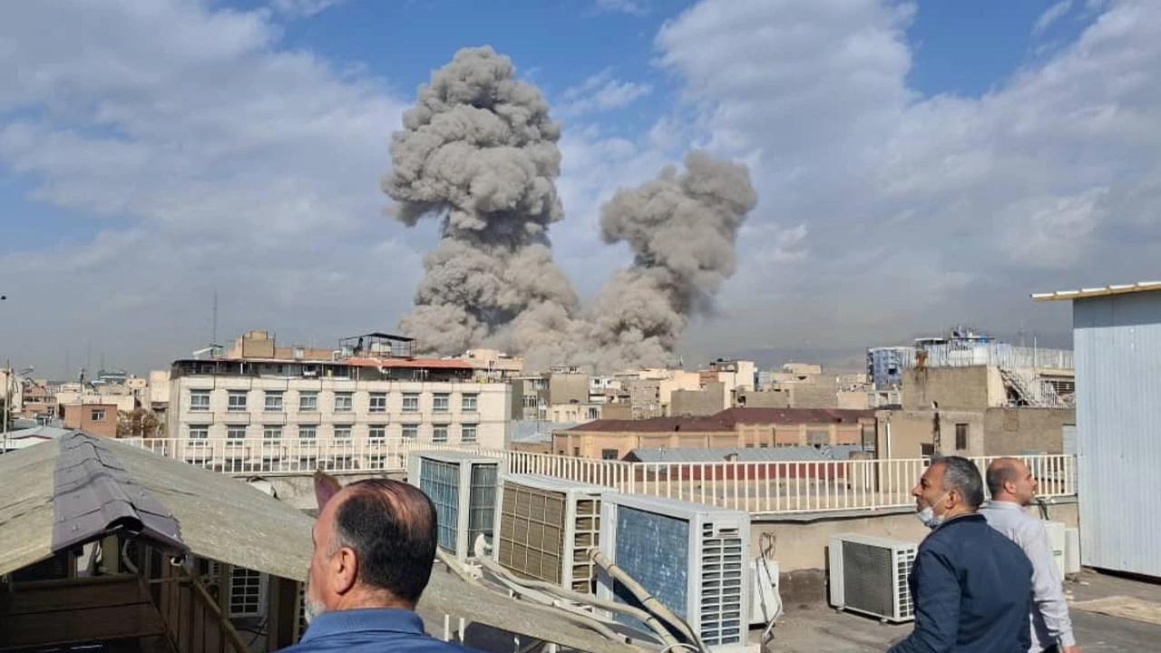 FOTO: Asap Hitam Membubung Usai Serangan Israel di Teheran Iran