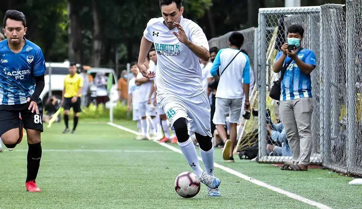 Imbauan untuk berada di rumah saja selama pandemi bagi Darius tak akan mengubah kehidupannya. Ia tetap bisa melakukan olahraga dan menjalankan pola hidup sehat. (Instagram/darius_sinathrya)