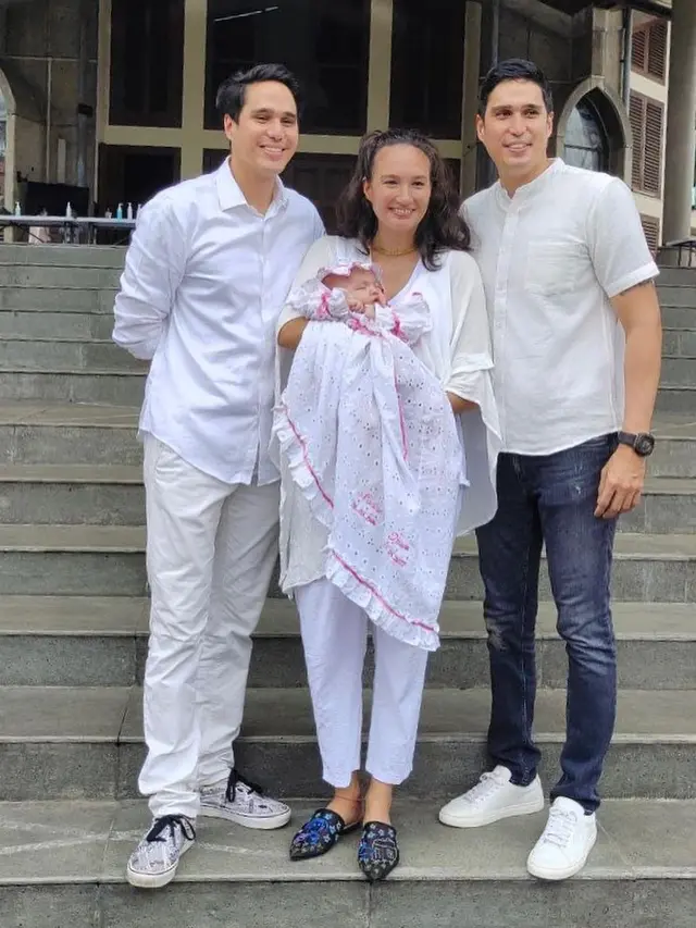 Pembaptisan anak Nadine Chandrawinata - Dimas Anggara. (Instagram/ https://www.instagram.com/nadinelist/)