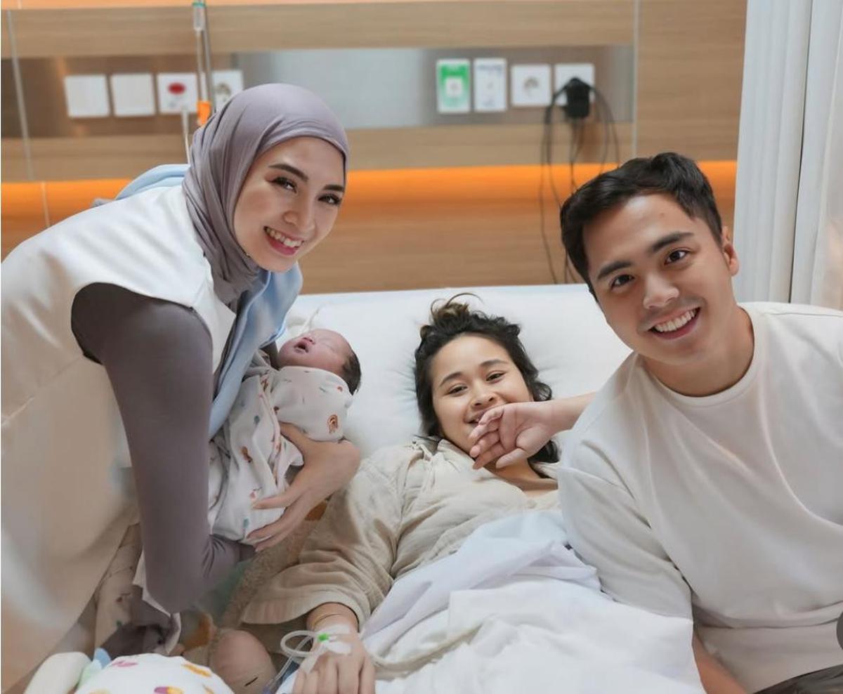 Donita dan Adi Nugroho Jenguk Gritte Agatha Usai Melahirkan, Momen Haru yang Bikin Netizen Terpukau