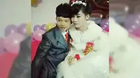 Foto pernikahan dini yang menjadi viral di intenet ini kontan menjadi perdebatan para onliner.