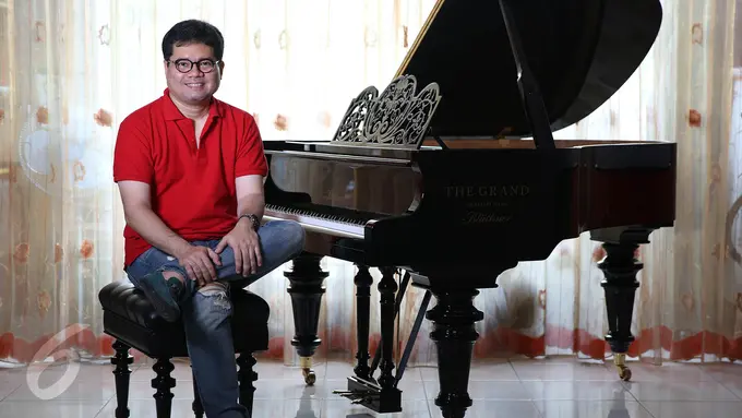 Pianis dan Komposer Ananda Sukarlan