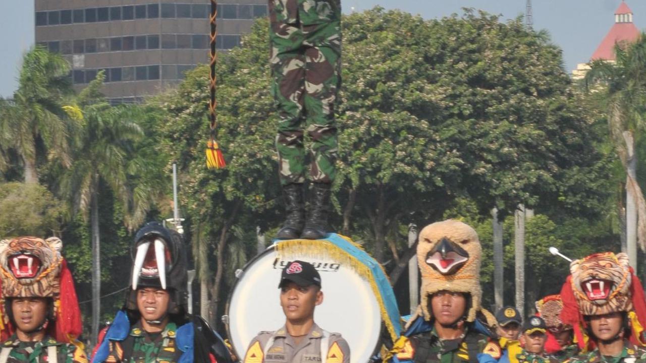 Jelang kirab tersebut, sejumlah petugas yang terlibat tampak mengikuti kegiatan gladi bersih pada Jumat (30/8).&nbsp;Foto: Merdeka.com/Imam Buhori