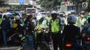 Polisi lalu lintas menggelar razia atau yang disebut Operasi Patuh Jaya 2018 di Jalan DI Panjaitan, Jakarta Timur, Jumat (27/4). Operasi ini bertujuan untuk menertibkan pengendara motor maupun mobil terhadap aturan lalu lintas. (Merdeka.com/Imam Buhori)