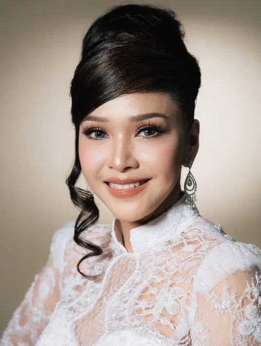 Yang paling mencuri perhatian tentu gaya rambut Maia. Rambutnya ditata dalam model bouffant super tinggi dengan bagian depan menyamping rapi, menciptakan ilusi seperti mengenakan topi elegan. Sentuhan curly strand yang menjuntai di sisi wajah membuat tampilannya tetap feminin dan tidak terlalu kaku. Hairdo dramatis ini memberi statement kuat dan membuat penampilan Maia terasa berbeda dari biasanya. [@maiaestiantyreal].

Yang paling mencuri perhatian tentu gaya rambut Maia. Rambutnya ditata dalam model bouffant super tinggi dengan bagian depan menyamping rapi, menciptakan ilusi seperti mengenakan topi elegan.