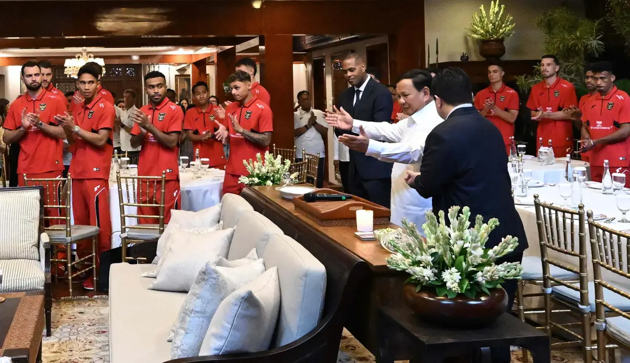 Dalam foto yang dirilis oleh Biro Pers Sekretariat Presiden tampak para pemain, pelatih, dan ofisial Timnas Indonesia menikmati momen kebersamaan bersama Presiden Prabowo Subianto dalam suasana yang hangat dan penuh kekeluargaan. (Foto: Cahyo - Biro Pers Sekretariat Presiden)