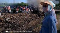 Wakil Bupati Bone Bolango (Bonebol) saat mengawasi warga saat membersihkan sampah di aliran irigasi persawahan. Foto:Prokopim (Arfandi Ibrahim/Liputan6.com)