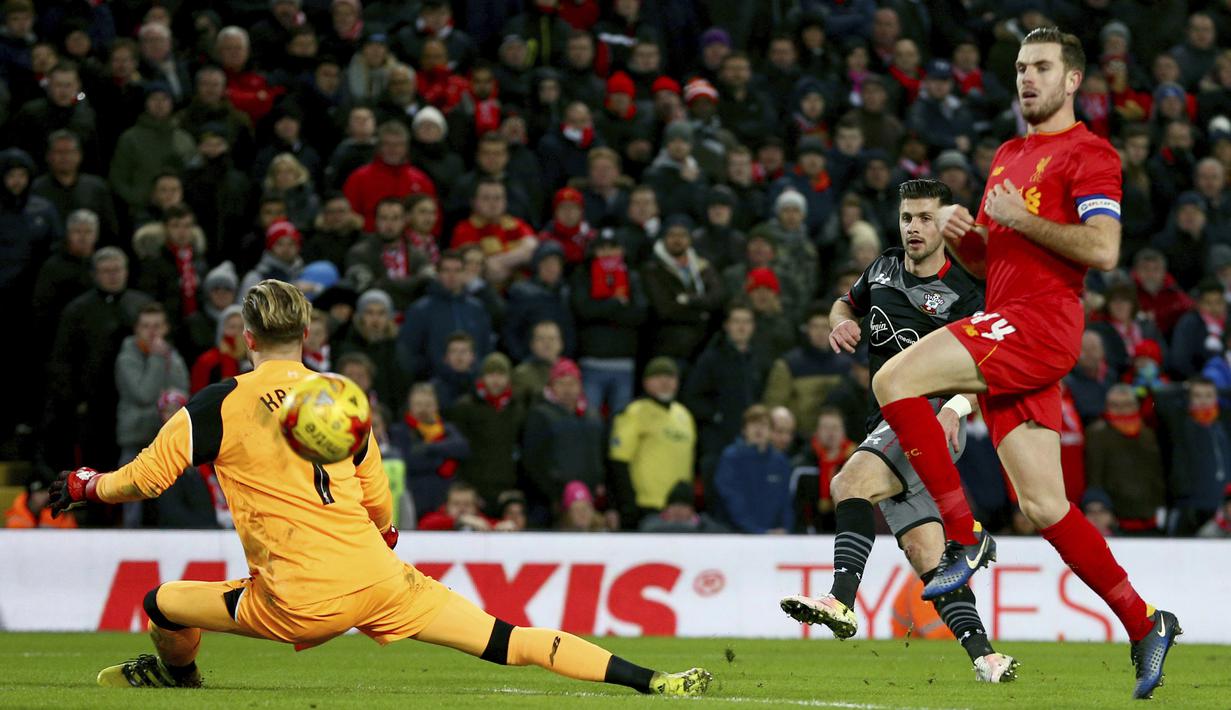 Pemain Southampton, Shane Long, (tengah) melepaskan tembakan menembus kawalan kiper Liverpool  pada laga semifinal leg kedua Piala Liga Inggris di Anfield stadium, Liverpool (25/1/2017). Liverpool kalah 0-1. (AP/Dave Thompson)