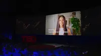 Meghan Markle tampil perdana di video TED Talk Misan Harriman dengan rambut lurus. (dok. Intagram @misanharriman/https://www.instagram.com/p/Crac7R_IYV8/Dinny Mutiah)