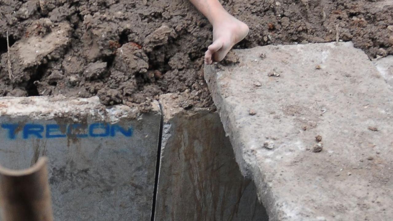 Metode perbaikan sistem drainase yang diterapkan dengan memperlebar ukuran saluran.