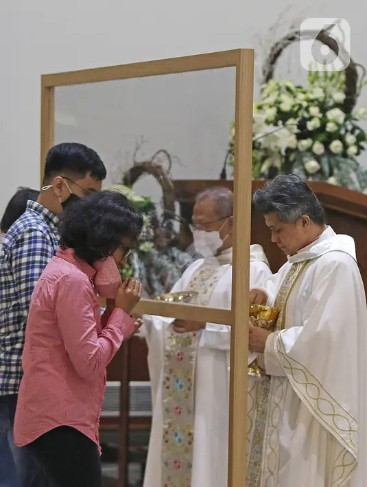 Suasana Malam Misa Natal di Gereja Katedral Santo Petrus Bandung, Jawa Barat, Kamis (24/12/2020). Pengurus gereja membatasi jumlah orang yang menghadiri kegiatan ibadah maksimal 230 orang guna meminimalkan risiko penularan Covid-19. (Liputan6.com/Herman Zakharia)