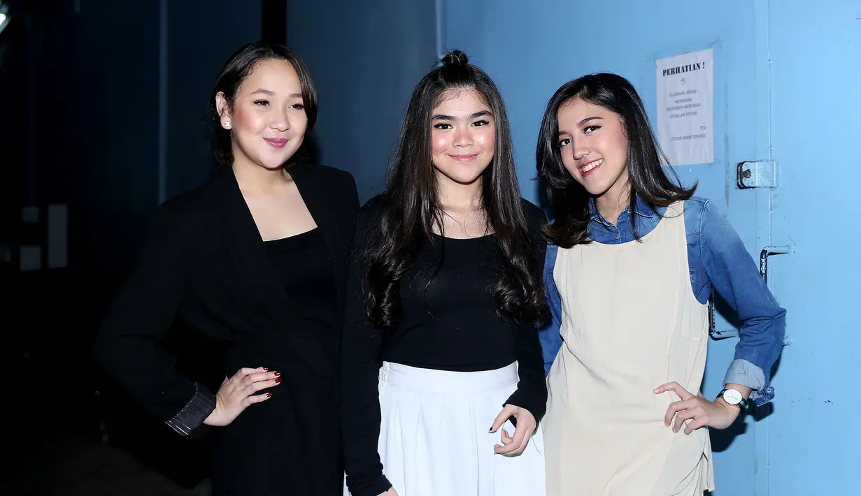 "Kita (Blink) baru saja meluncurkan album. Sekarang lagi promo di radio luar kota, terus juga visit store," ucap Sivia salah satu personil Blink. (Andy Masela/Bintang.com)
