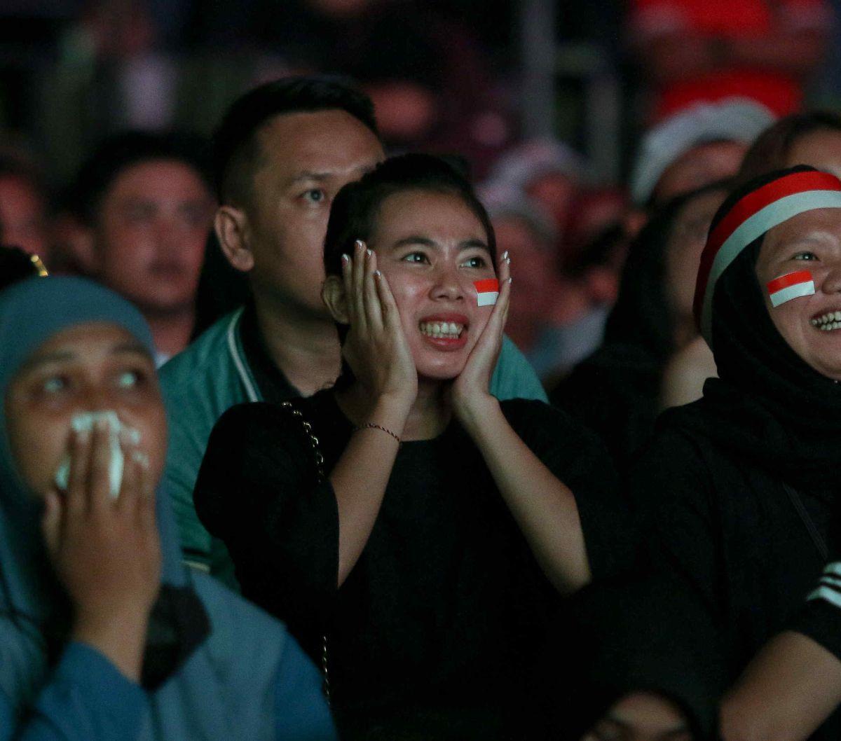 Suporter bereaksi ketika menghadiri nonton bareng atau nobar pertandingan Timnas Indonesia U-23 vs Irak U-23 dalam babak perebutan peringkat ketiga Piala Asia U-23 2024 di Monas, Jakarta, Kamis (2/5/2024) malam.&nbsp;Foto: Liputan6.com/Herman Zakharia