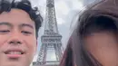 Vidi Aldiano dan Sheila Dara di depan Menara Eiffel. [Foto: Instagram/vidialdiano]