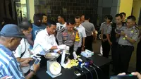 Polisi menangkap WN Afrika Selatan, DH karena membawa 2 kg sabu yang ditelan di tubuhnya. (Liputan6.com/Ahmad Romadoni)