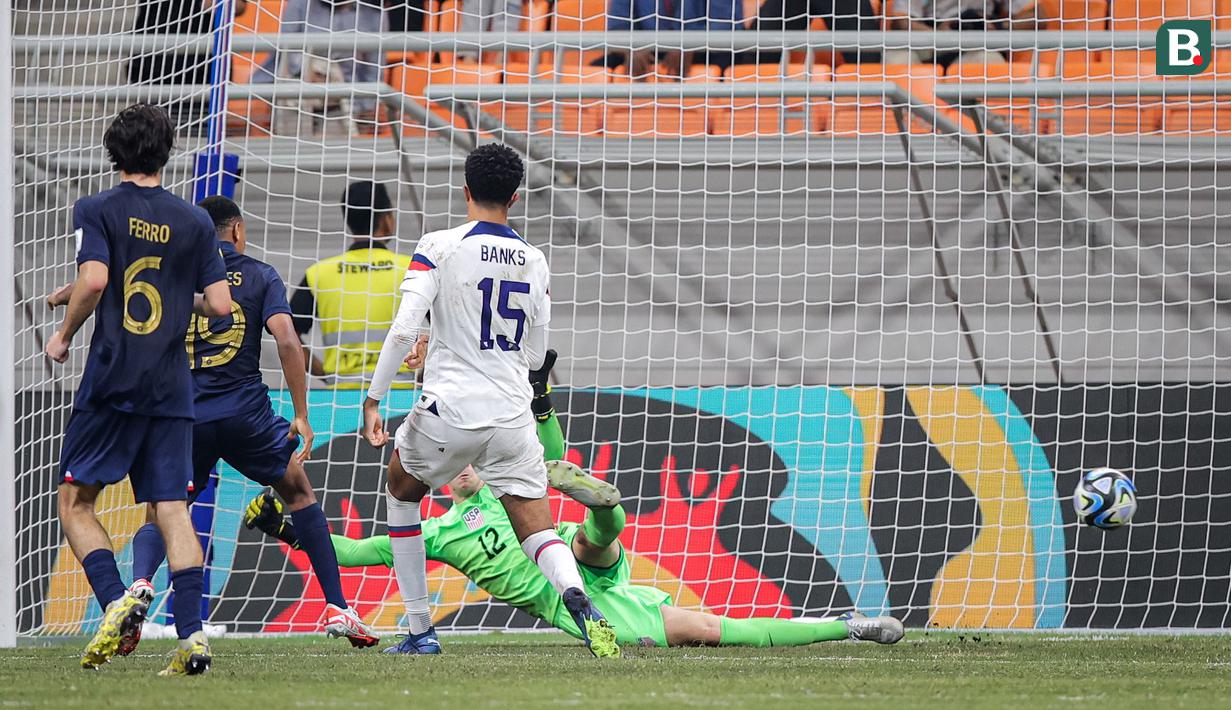 <p>Pemain Timnas Prancis U-17, Joan Tincres (kedua kiri) mencetak gol keduanya ke gawang Timnas Amerika Serikat U-17 pada laga ketiga Grup E Piala Dunia U-17 2023 di Jakarta International Stadium, Jakarta Utara, Sabtu (18/11/2023). (Bola.com/Bagaskara Lazuardi)</p>