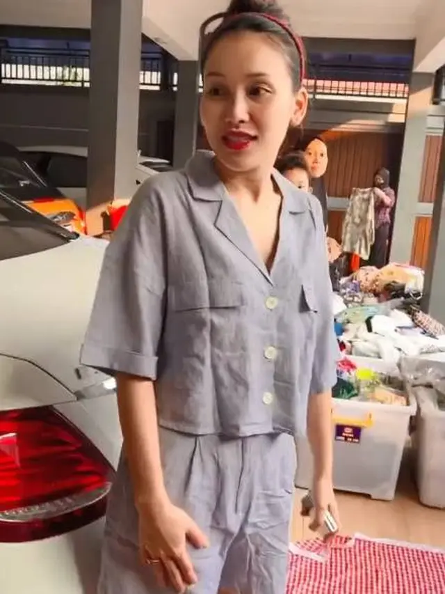 Diserbu Warga, Ini 7 Potret Ayu Ting Ting Gelar Bazar Pakaian Bekas di Rumah