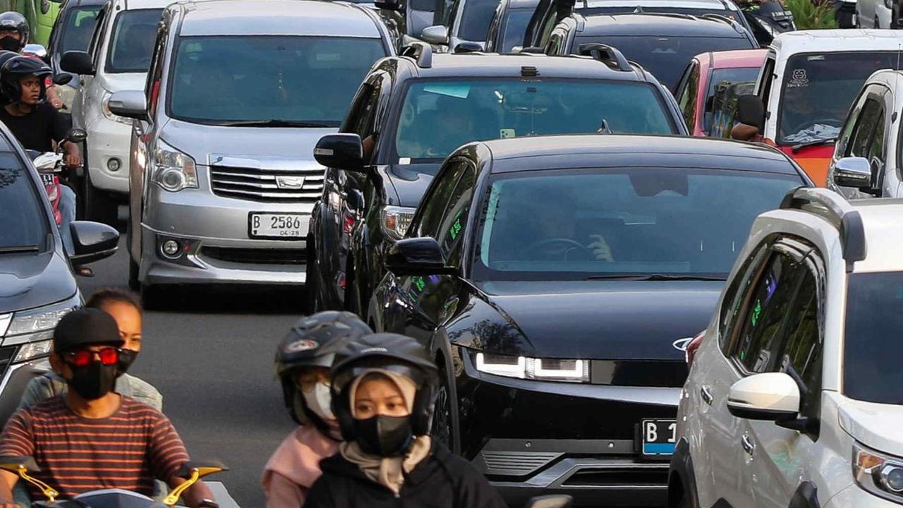 Terlihat kendaraan memadati seluruh lajur di Jalan Benyamin Sueb, sekitar JIExpo, Kemayoran, Jakarta, Minggu (30/6/2024). Foto: Liputan6.com/Herman Zakharia