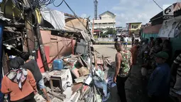 Warga melihat rumah rusak akibat tertimpa crane di kawasan Kemayoran, Jakarta, Kamis (6/12). Crane yang jatuh tersebut jatuh hingga menimpa rumah warga dan menyebabkan tiga orang luka-luka. (Merdeka.com/Iqbal S. Nugroho)