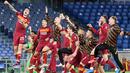 Para pemain AS Roma merayakan kemenangan atas Lazio pada laga Liga Italia di Stadion Olimpico, Roma, Minggu (16/5/2021). AS Roma menang dengan skor 2-0. (AFP/Tiziana Fabi)