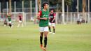 Peserta seleksi Timnas Indonesia U-17 sekaligus putra selebritas Darius Sinathrya, Lionel Nathan Sinathrya saat mengikuti seleksi Timnas Indonesia U-17 untuk Piala Dunia U-17 di Lapangan A, Senayan, Jakarta, Rabu (16/08/2023). (Bola.com/Abdul Aziz)
