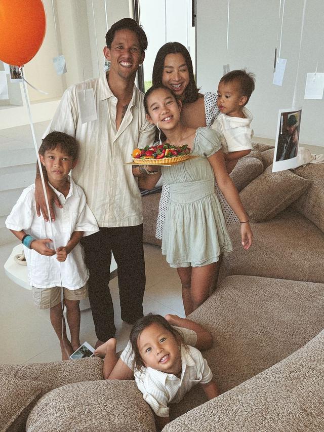 6 Potret Jennifer Bachdim Beri Kejutan Ultah ke Irfan Bachdim, Rayakan Sederhana