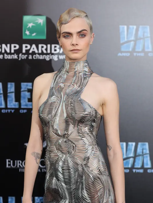 Pose Cara Delevingne saat menghadiri pemutaran perdana film Valerian and the City of a Thousand Planets di Los Angeles, AS (17/7). Di film terbarunya, Cara berperan sebagai Laureline, seorang agen perjalanan waktu. (Neilson Barnard/Getty Images/AFP)