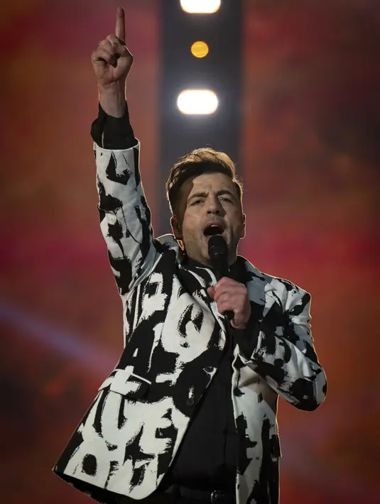 Mark Feehily dari Westlife tampil pada pertunjukan di Wembley Stadium, London, Inggris, 6 Agustus 2022.  Westlife membuat debut mereka di venue berkapasitas 90 ribu dengan tiket pertunjukan yang terjual habis. (Aaron Chown/PA via AP)