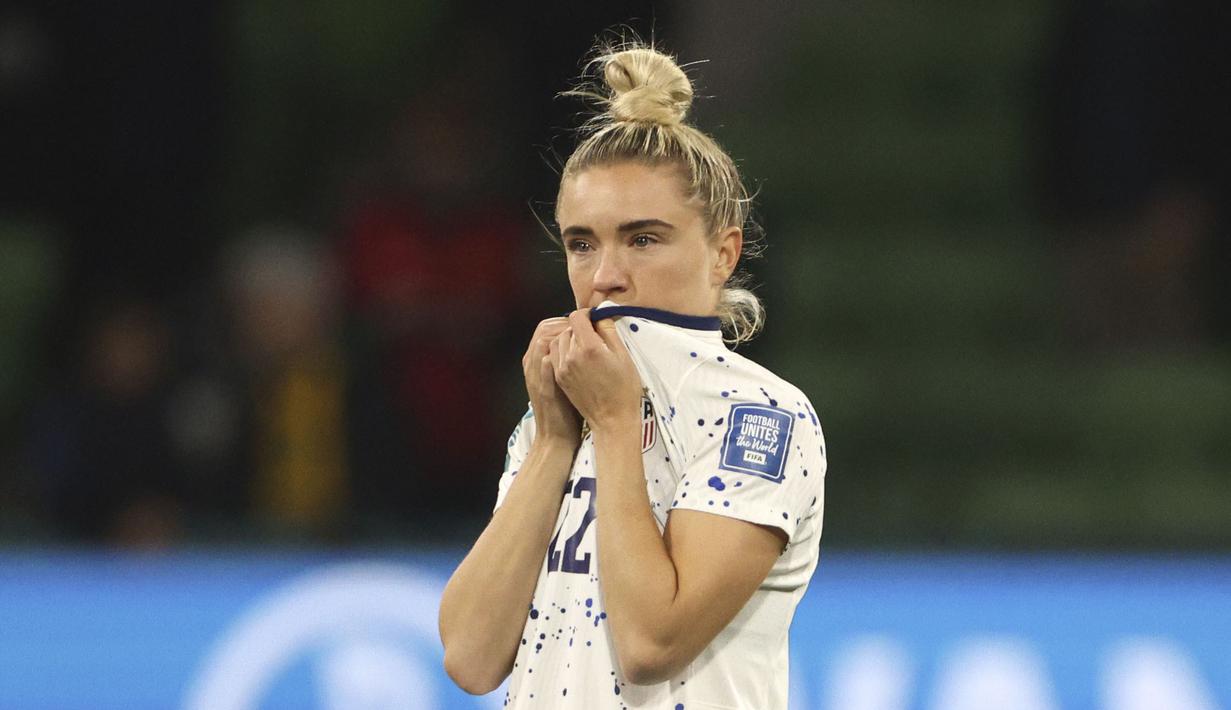Reaksi kecewa pemain Amerika Serikat, Kristie Mewis setelah kalah dari Swedia pada babak adu penalti saat laga 16 besar Piala Dunia Wanita 2023 di Melbourne Rectangular Stadium, Melbourne, Australia, 6 Agustus 2023. (AP Photo/Hamish Blair)