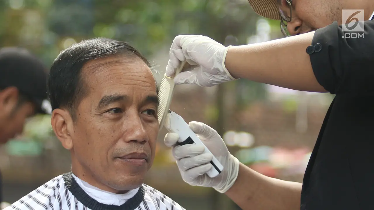 Saat Jokowi Ikuti Cukur Rambut Massal di Bawah Pohon