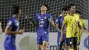 Striker Arema FC, Feby Eka Putra (tengah) kecewa usai gagal memanfaatkan peluang di depan gawang Barito Putera dalam laga matchday ke-2 Grup A Piala Menpora 2021 di Stadion Manahan, Solo, Kamis (25/3/2021). Arema FC kalah 1-2 dari Barito Putera. (Bola.com/Arief Bagus)