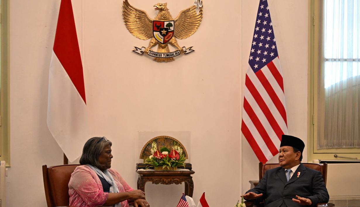 Presiden Indonesia Prabowo Subianto (kanan) saat mengadakan pertemuan dengan Duta Besar Amerika Serikat untuk PBB, Linda Thomas-Greenfield di Istana Kepresidenan Republik Indonesia, Jakarta pada Senin 21 Oktober 2024. (BAY ISMOYO/POOL/AFP)