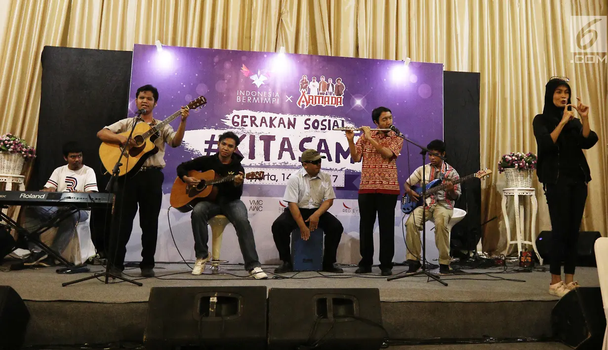 Penampilan sahabat penyandang disabilitas saat peluncuran gerakan sosial #KitaSama di kawasan Kemang,Jakarta, Rabu (14/6). (Liputan6.com/Herman Zakharia)